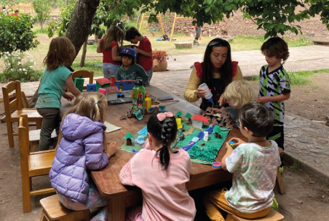 Niños en el patio y aula al aire libre