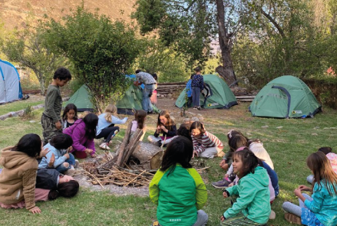 Aprendizaje en grupo en el patio.
